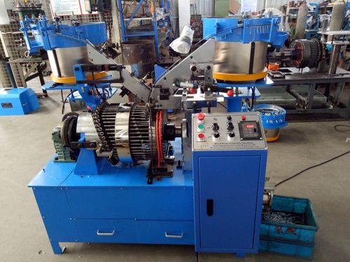 最新の会社の事例について ドイツの自動車部品サプライヤーが、先進的なリベット成形機で生産をアップグレード