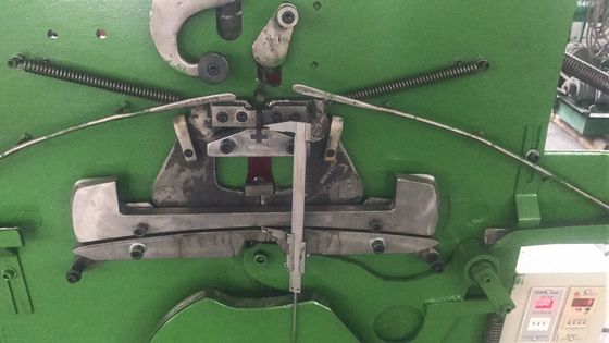 機械を作る自動洗濯によって電流を通される鋼線のハンガー
