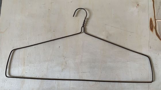 機械を作る自動洗濯によって電流を通される鋼線のハンガー