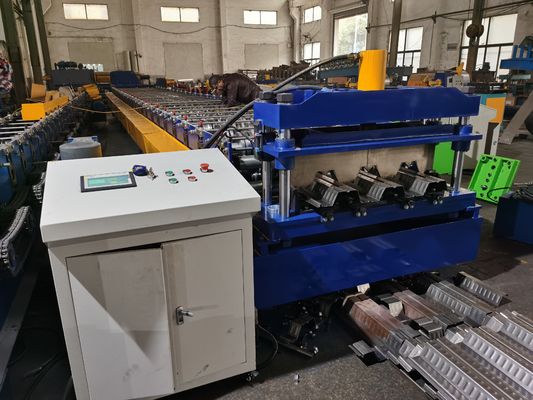 機械を形作る金属のデッキ ロール
