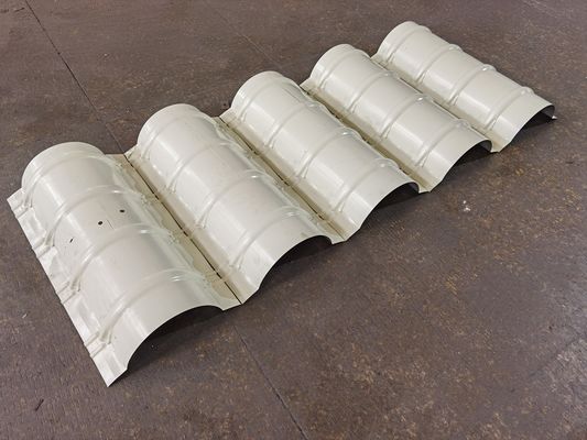 機械を形作る鋼鉄パネル ロールに屋根を付けるリッジの帽子の金属