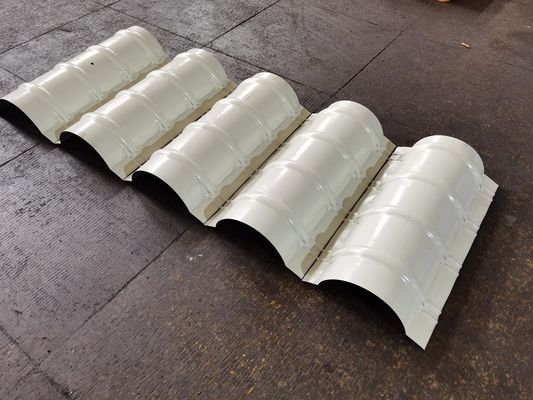 機械を形作る鋼鉄パネル ロールに屋根を付けるリッジの帽子の金属