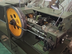 4mmの鉄球を作る冷凍ヘッド機械のテスト実行ビデオ